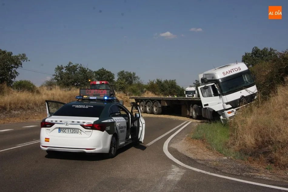 La salida de vía de un camión obliga a cortar la CL-517 a la altura de Peralejos de Abajo