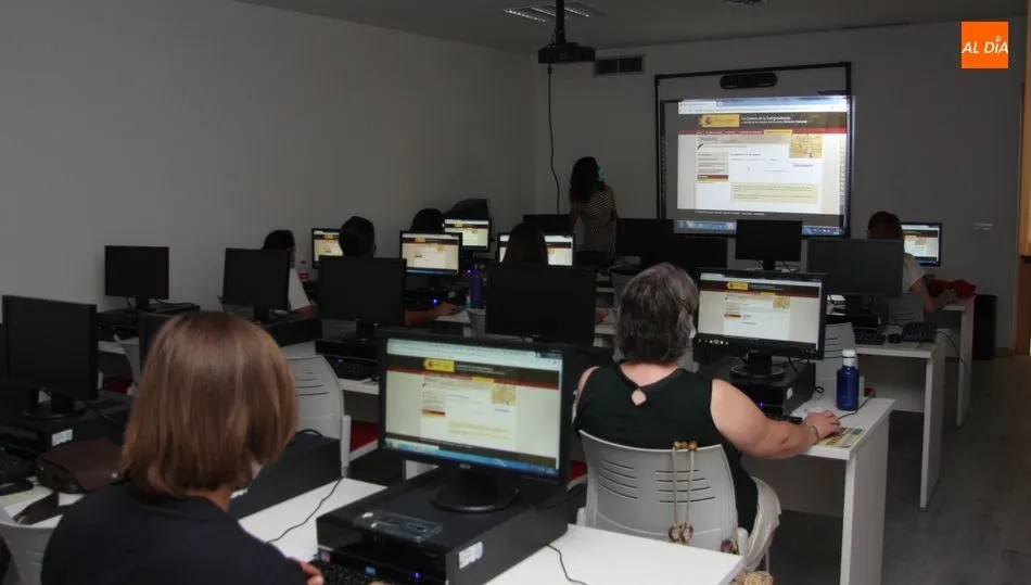 Foto 2 - La b&uacute;squeda de fuentes centra la primera sesi&oacute;n del taller de historia en Vitigudino  