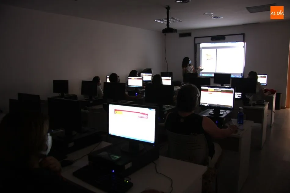 Foto 4 - La b&uacute;squeda de fuentes centra la primera sesi&oacute;n del taller de historia en Vitigudino  