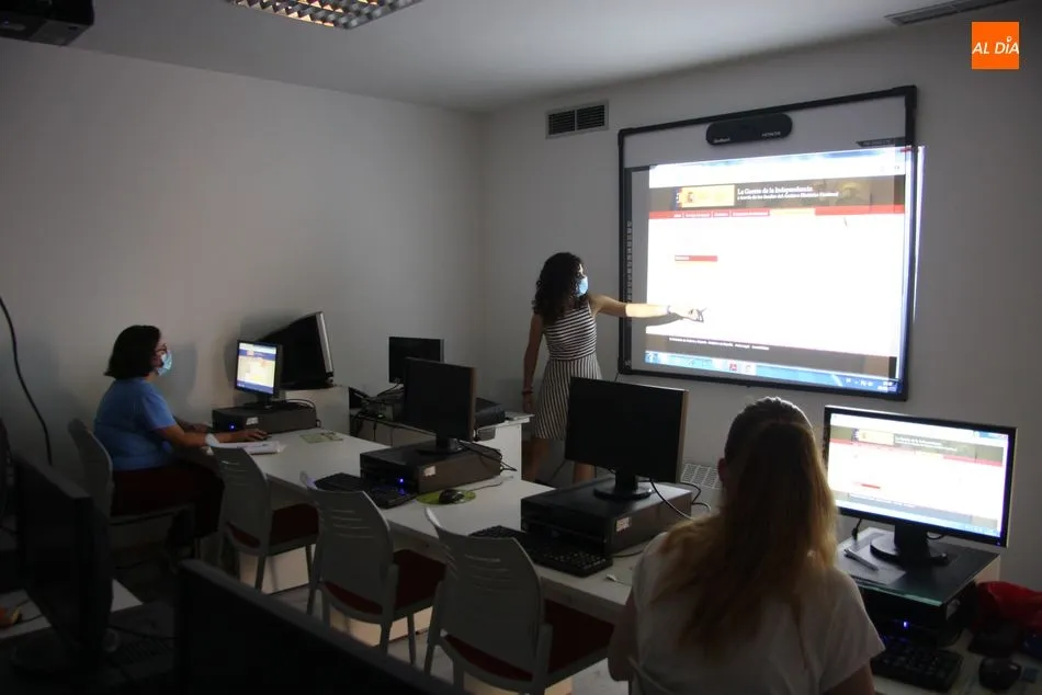 Foto 3 - La b&uacute;squeda de fuentes centra la primera sesi&oacute;n del taller de historia en Vitigudino  