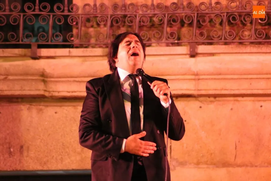 Foto 11 - La Plaza de Vitigudino se llena de romanticismo con el tributo a Julio Iglesias  