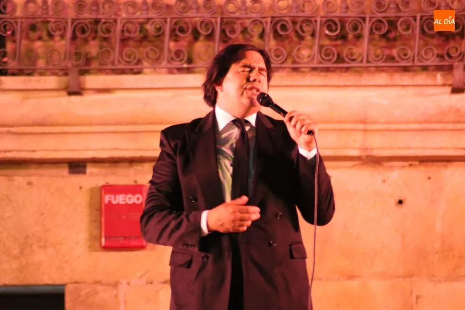 Foto 9 - La Plaza de Vitigudino se llena de romanticismo con el tributo a Julio Iglesias  