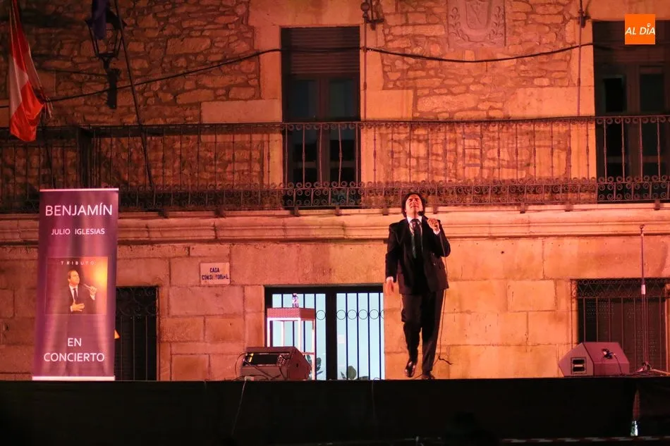 Foto 10 - La Plaza de Vitigudino se llena de romanticismo con el tributo a Julio Iglesias  