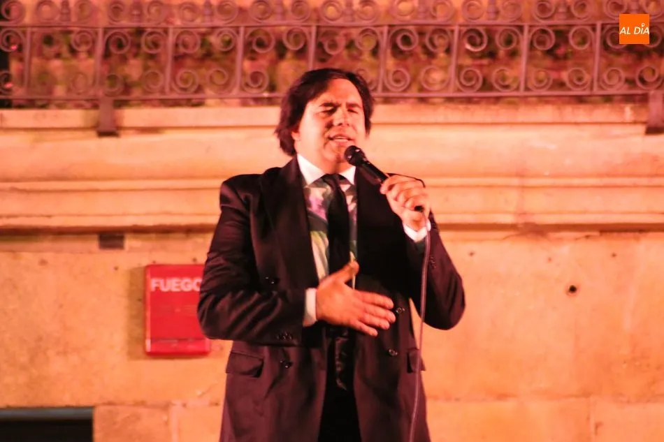 Foto 7 - La Plaza de Vitigudino se llena de romanticismo con el tributo a Julio Iglesias  