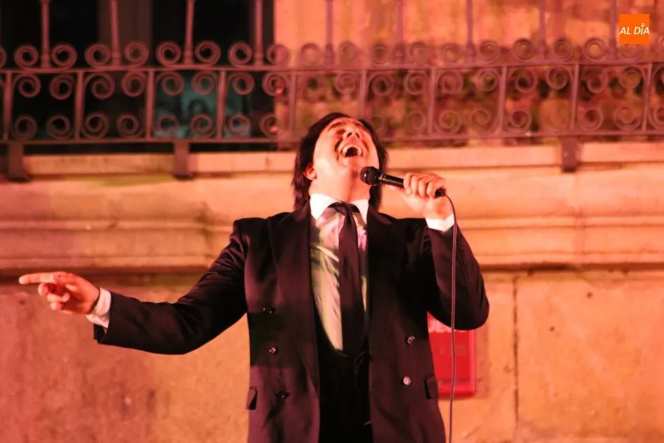 Foto 4 - La Plaza de Vitigudino se llena de romanticismo con el tributo a Julio Iglesias  