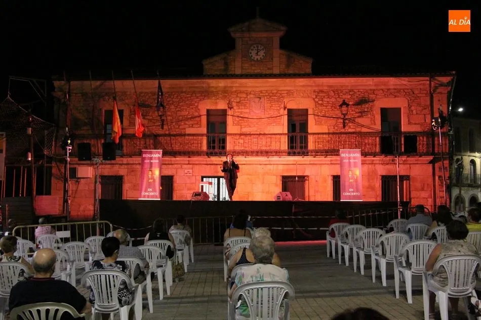 Foto 3 - La Plaza de Vitigudino se llena de romanticismo con el tributo a Julio Iglesias  