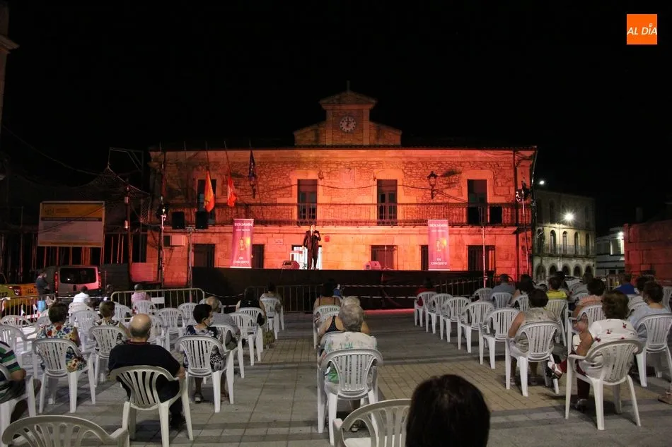 Foto 8 - La Plaza de Vitigudino se llena de romanticismo con el tributo a Julio Iglesias  
