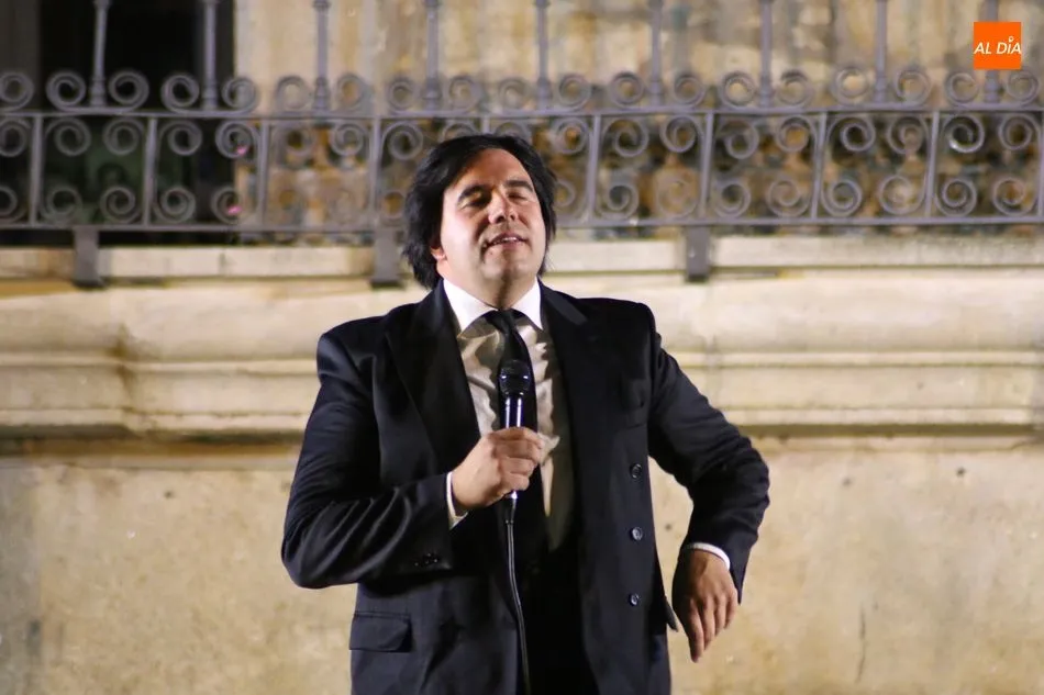 Foto 5 - La Plaza de Vitigudino se llena de romanticismo con el tributo a Julio Iglesias  