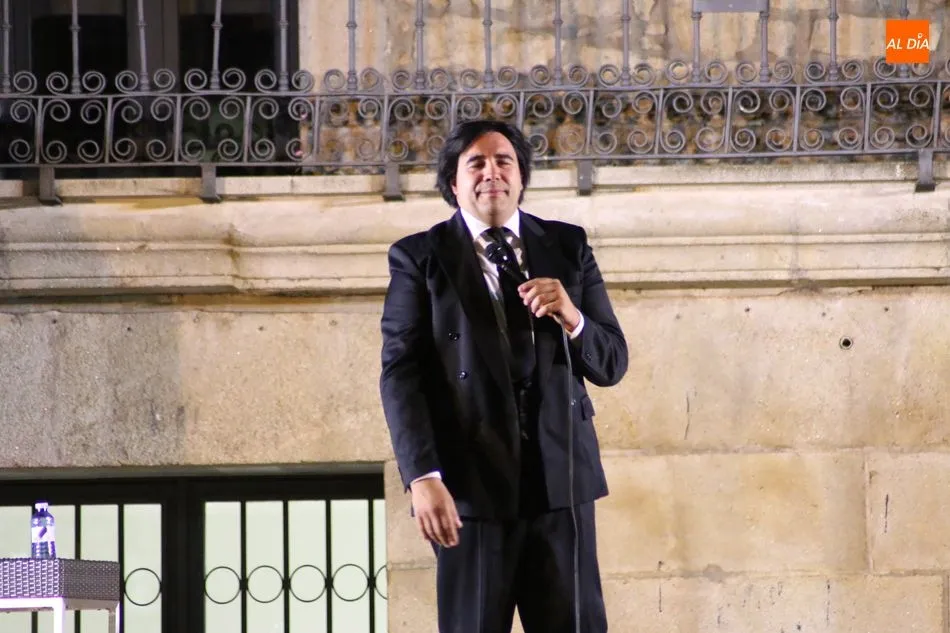 Foto 2 - La Plaza de Vitigudino se llena de romanticismo con el tributo a Julio Iglesias  