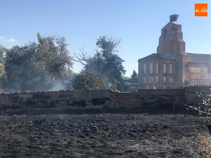 Foto 9 - Un espectacular incendio se queda a las puertas de la iglesia parroquial de Turra de Alba