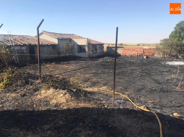 Foto 2 - Un espectacular incendio se queda a las puertas de la iglesia parroquial de Turra de Alba