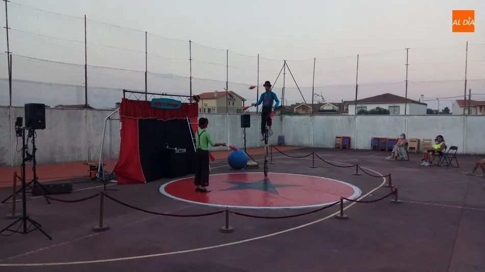 Aldeadávila inicia el programa de ‘Un verano diferente’ con el circo de Birly y Birloque  