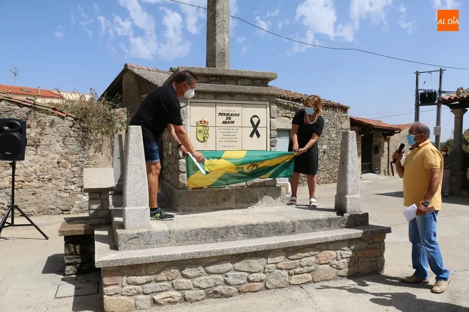 Foto 2 - Peralejos de Abajo homenajea a los fallecidos por la COVID-19  