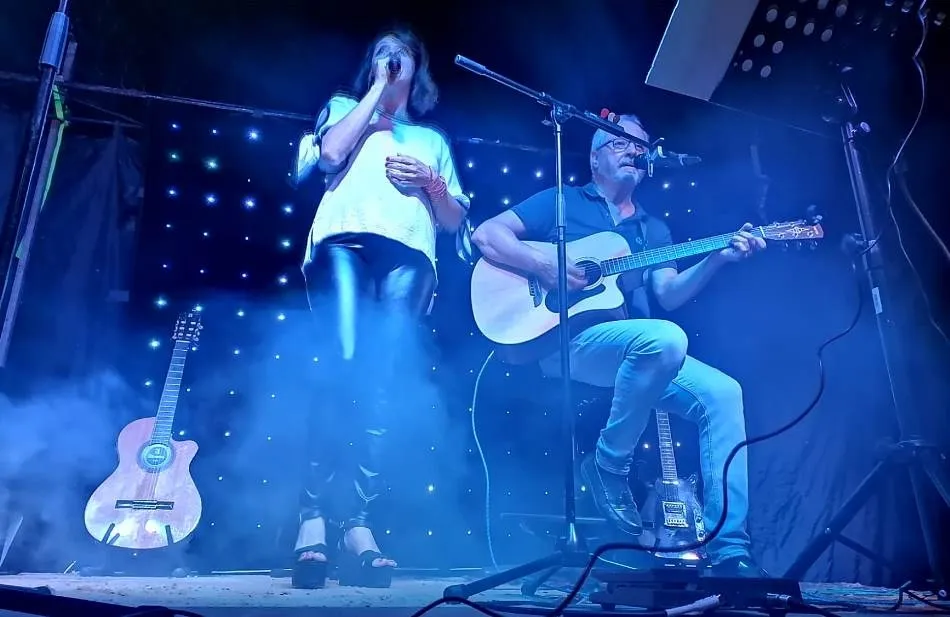 Foto 3 - El Paraje vive una noche de m&uacute;sica y humor con Mundi, Ana y Sergio Olvidado  