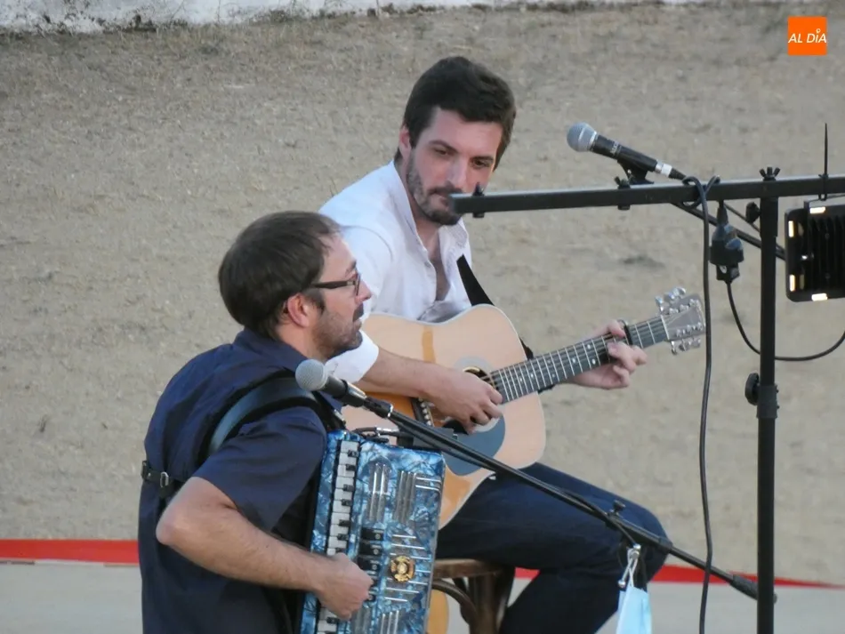 Foto 2 - Bailes castellanos al son de guitarra y acorde&oacute;n en Babilafuente&nbsp;  
