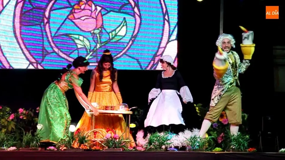 El musical de los cuentos llenó de magia la Plaza de España en Vitigudino