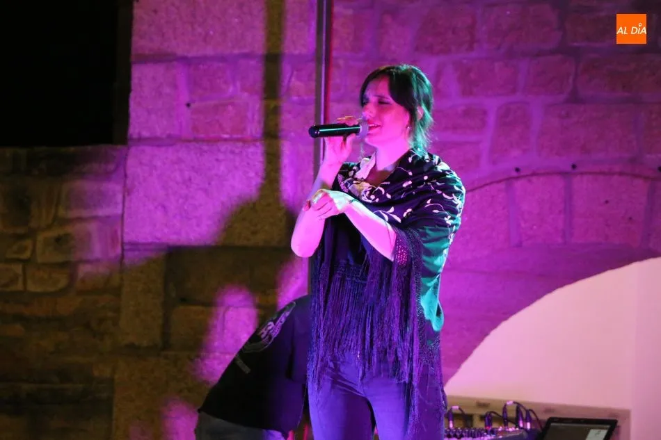 Foto 11 - Los vecinos de Barruecopardo disfrutan del Verano Cultural con una actuaci&oacute;n de copla  
