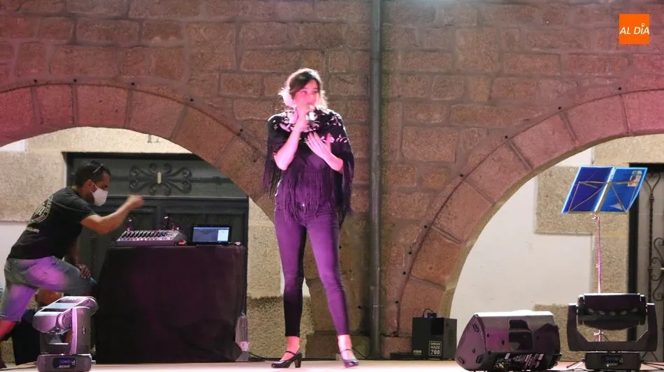 Foto 10 - Los vecinos de Barruecopardo disfrutan del Verano Cultural con una actuaci&oacute;n de copla  