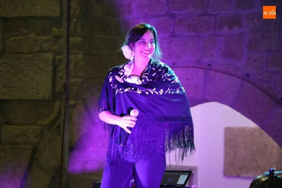 Foto 9 - Los vecinos de Barruecopardo disfrutan del Verano Cultural con una actuaci&oacute;n de copla  
