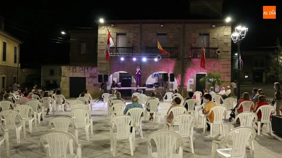Foto 8 - Los vecinos de Barruecopardo disfrutan del Verano Cultural con una actuaci&oacute;n de copla  