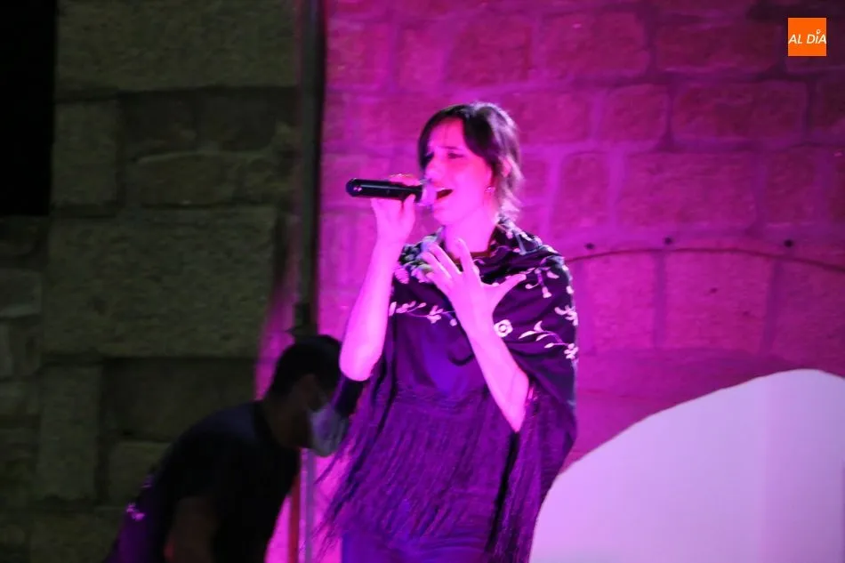 Foto 7 - Los vecinos de Barruecopardo disfrutan del Verano Cultural con una actuaci&oacute;n de copla  