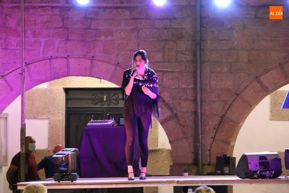 Foto 6 - Los vecinos de Barruecopardo disfrutan del Verano Cultural con una actuaci&oacute;n de copla  