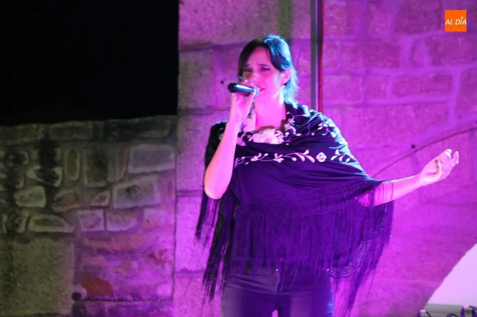 Foto 5 - Los vecinos de Barruecopardo disfrutan del Verano Cultural con una actuaci&oacute;n de copla  
