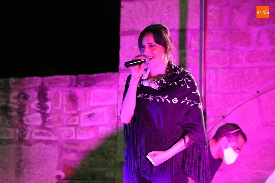 Foto 4 - Los vecinos de Barruecopardo disfrutan del Verano Cultural con una actuaci&oacute;n de copla  