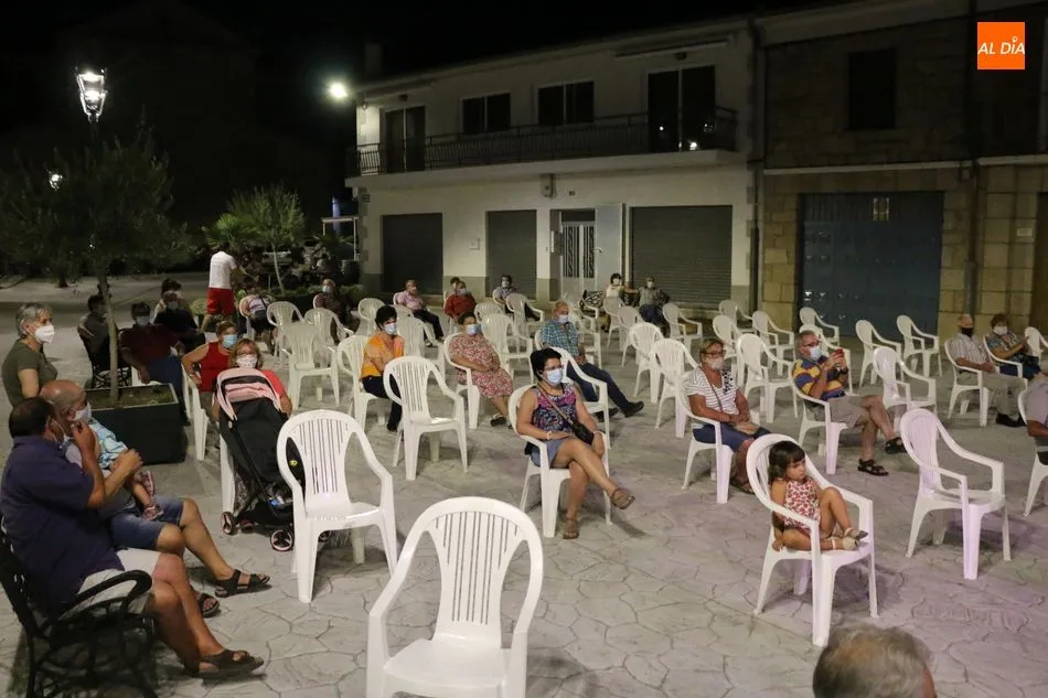 Foto 3 - Los vecinos de Barruecopardo disfrutan del Verano Cultural con una actuaci&oacute;n de copla  