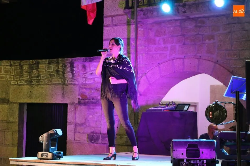 Foto 2 - Los vecinos de Barruecopardo disfrutan del Verano Cultural con una actuaci&oacute;n de copla  