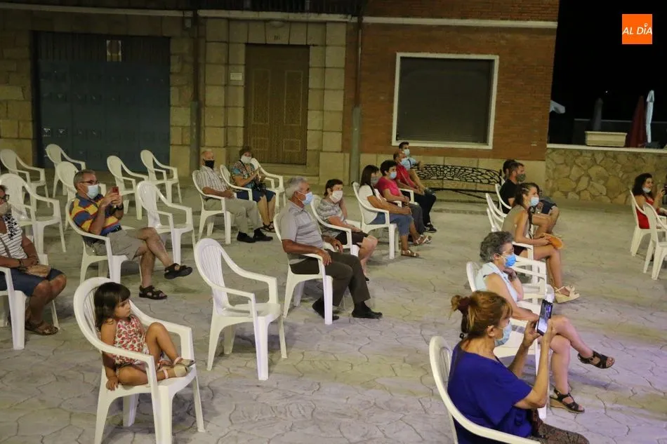 Los vecinos de Barruecopardo disfrutan del Verano Cultural con una actuación de copla  