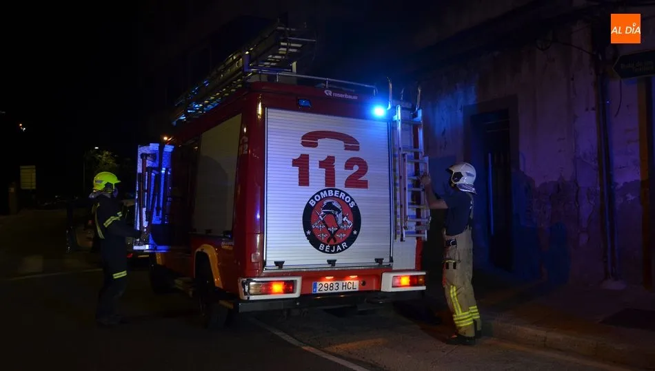 Foto 3 - Polic&iacute;a Nacional y Bomberos rescatan a un joven encajado en una puerta
