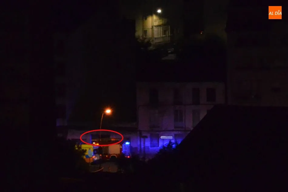Foto 2 - Polic&iacute;a Nacional y Bomberos rescatan a un joven encajado en una puerta