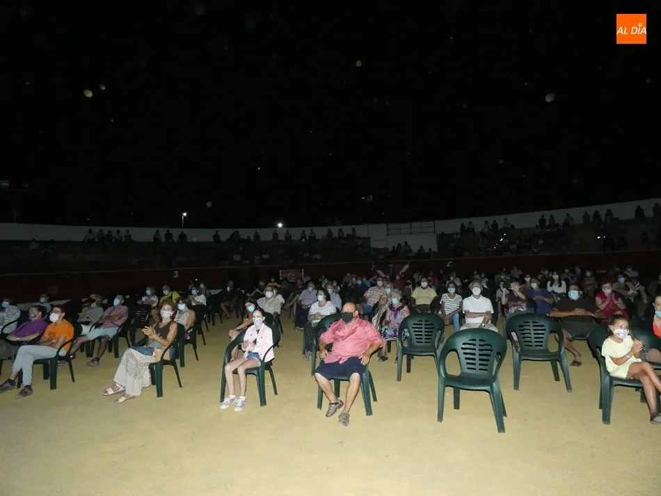 Foto 8 - Un Sabina para todos los p&uacute;blicos llena la plaza de toros de Villoria