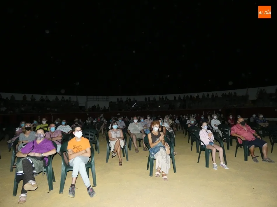 Foto 6 - Un Sabina para todos los p&uacute;blicos llena la plaza de toros de Villoria