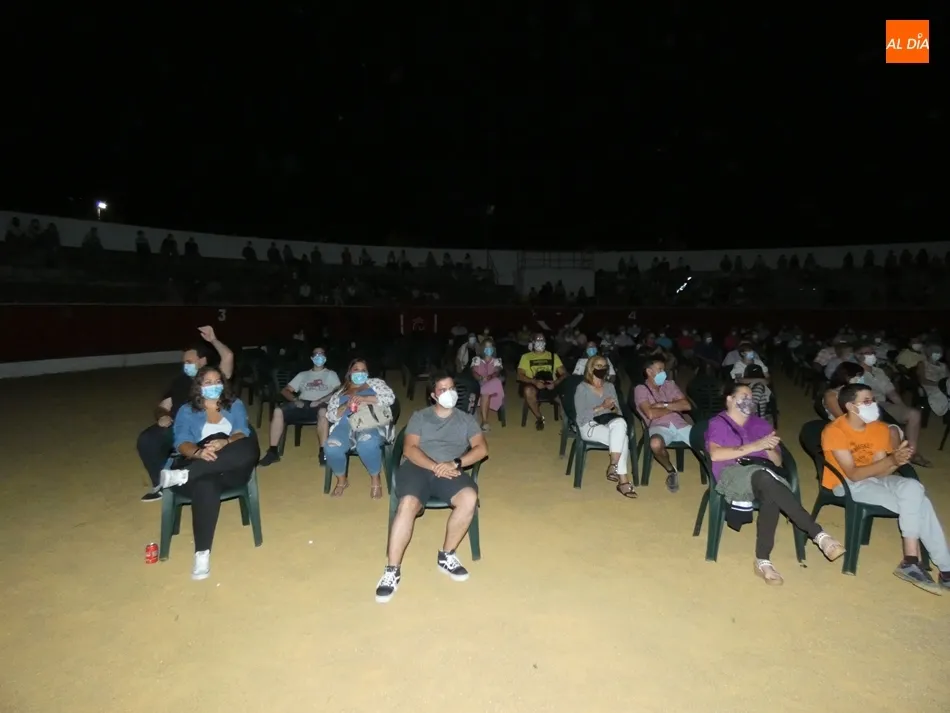 Foto 4 - Un Sabina para todos los p&uacute;blicos llena la plaza de toros de Villoria