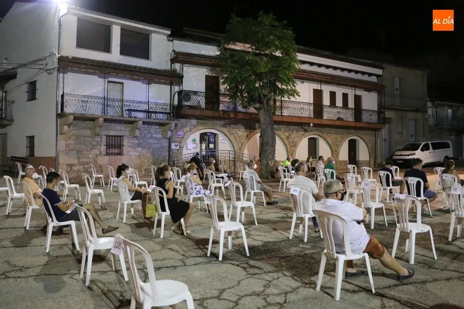 Foto 11 - La Plaza de Villarino se viste de nostalgia con los boleros de M&aacute;gicos &lsquo;70  