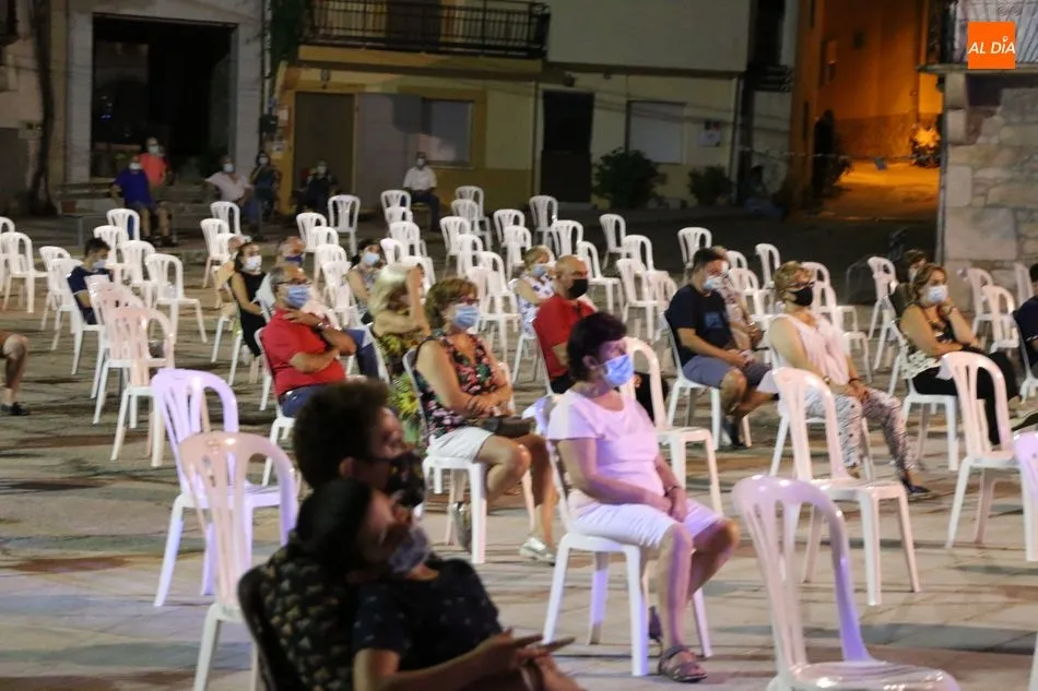 Foto 6 - La Plaza de Villarino se viste de nostalgia con los boleros de M&aacute;gicos &lsquo;70  