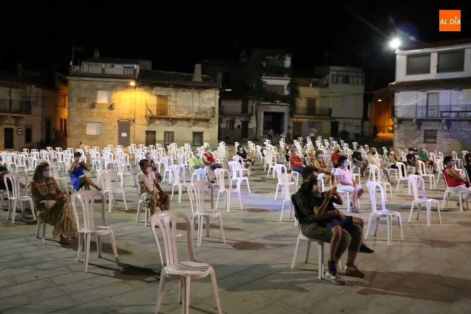 Foto 5 - La Plaza de Villarino se viste de nostalgia con los boleros de M&aacute;gicos &lsquo;70  