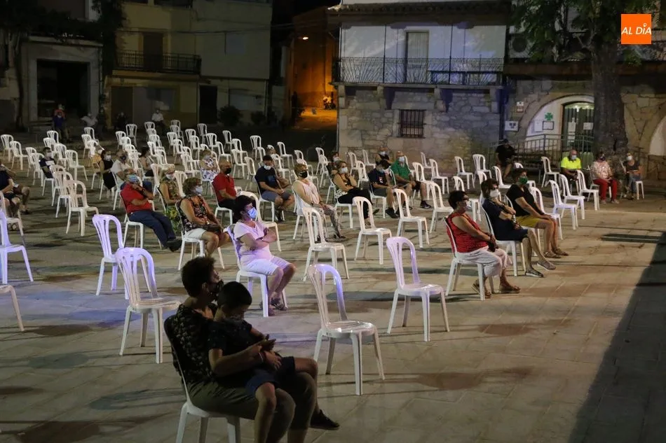 Foto 4 - La Plaza de Villarino se viste de nostalgia con los boleros de M&aacute;gicos &lsquo;70  