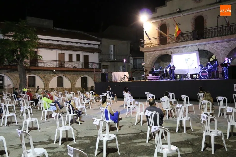 Foto 3 - La Plaza de Villarino se viste de nostalgia con los boleros de M&aacute;gicos &lsquo;70  
