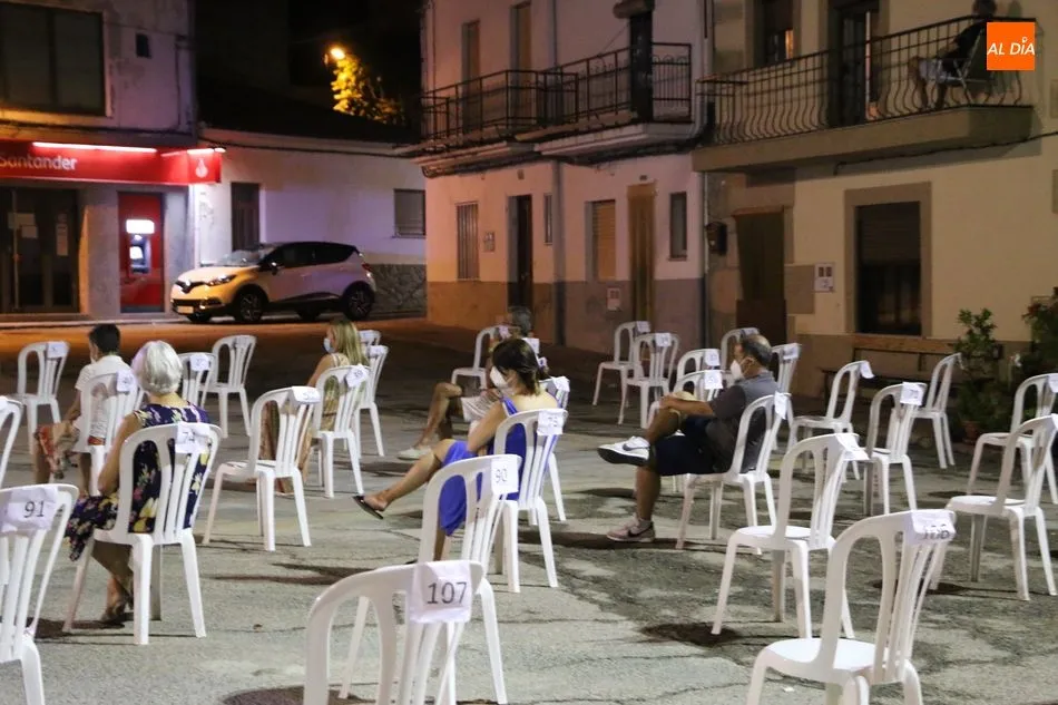 Foto 2 - La Plaza de Villarino se viste de nostalgia con los boleros de M&aacute;gicos &lsquo;70  