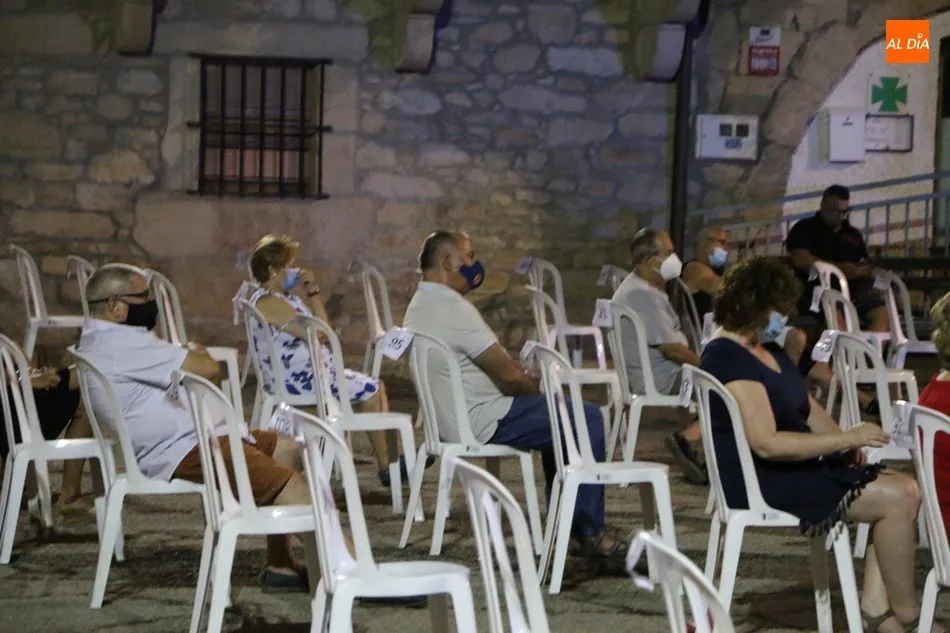 La Plaza de Villarino se viste de nostalgia con los boleros de Mágicos ‘70  