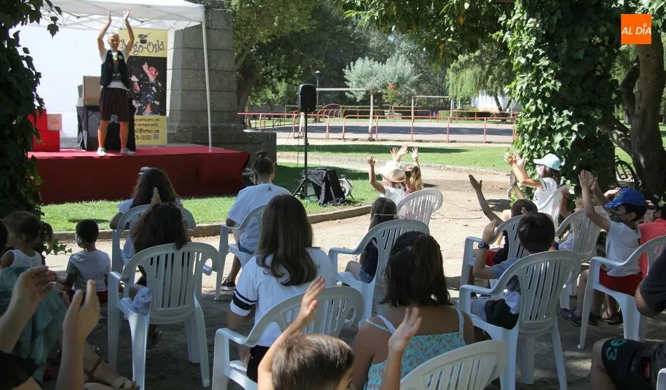 El parque San Nicolás se llenaba este lunes de alegría y magia / MARIBEL SÁNCHEZ