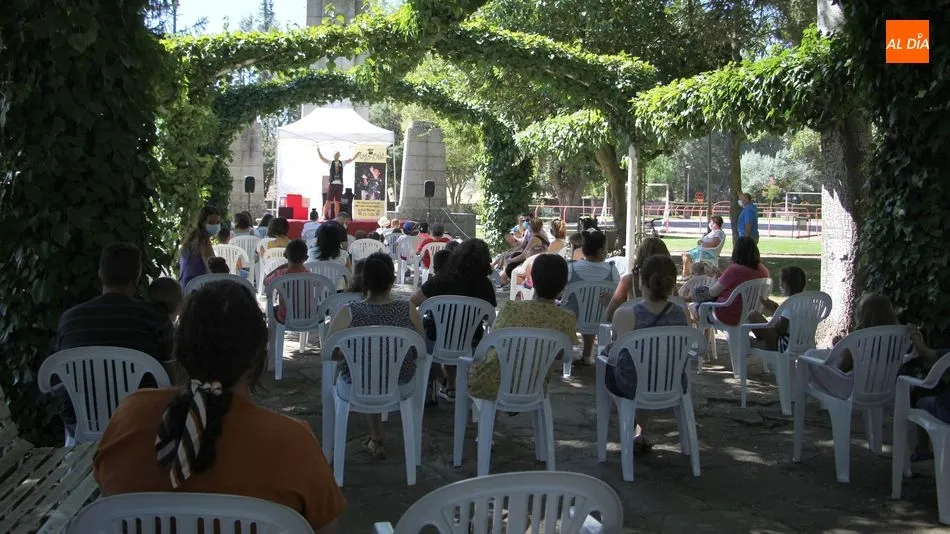Foto 10 - El Mago Oski llena de magia y humor el parque San Nicol&aacute;s en Vitigudino  