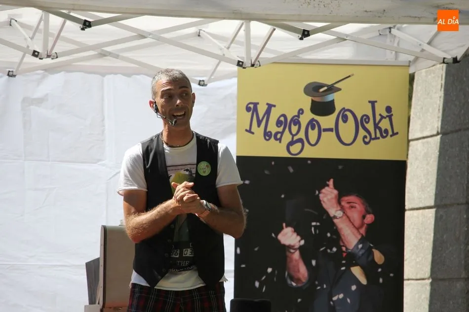 Foto 4 - El Mago Oski llena de magia y humor el parque San Nicol&aacute;s en Vitigudino  