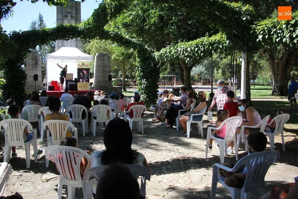Foto 5 - El Mago Oski llena de magia y humor el parque San Nicol&aacute;s en Vitigudino  