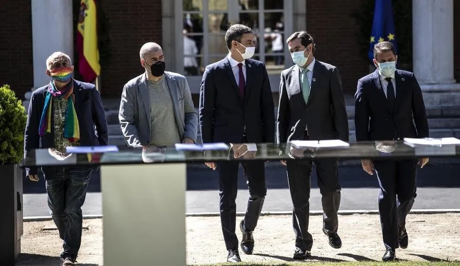 El secretario general de UGT, Pepe Álvarez, el secretario general de CC.OO, Unai Sordo, el presidente del Gobierno, Pedro Sánchez, el presidente de la Confederación Española de Organizaciones Empresariales (CEOE), Antonio Garamendi. Foto Pool Archivo