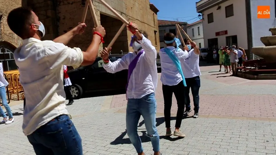 Foto 9 - Las danzas de paleos envuelven a San Lorenzo en Saucelle  