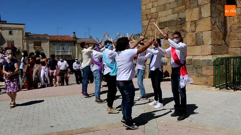 Foto 2 - Las danzas de paleos envuelven a San Lorenzo en Saucelle  